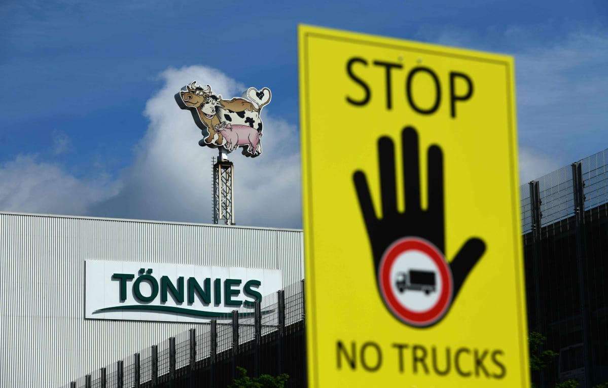 Tönnies-tehtaan kyltti ja stop-merkki