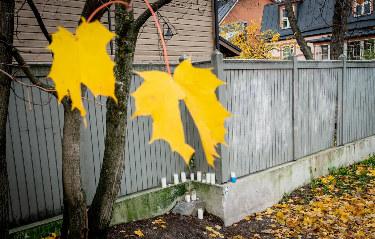 Muistokynttilät Päijänteentie 19 edustalla