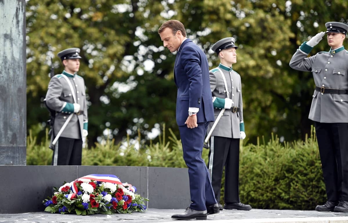 Emmanuel Macron Mannerheimin haudalla.