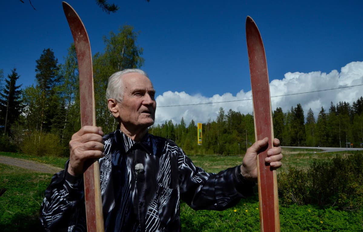 Martti Ala-Outinen kädessä on heidän suvun tekemät sukset