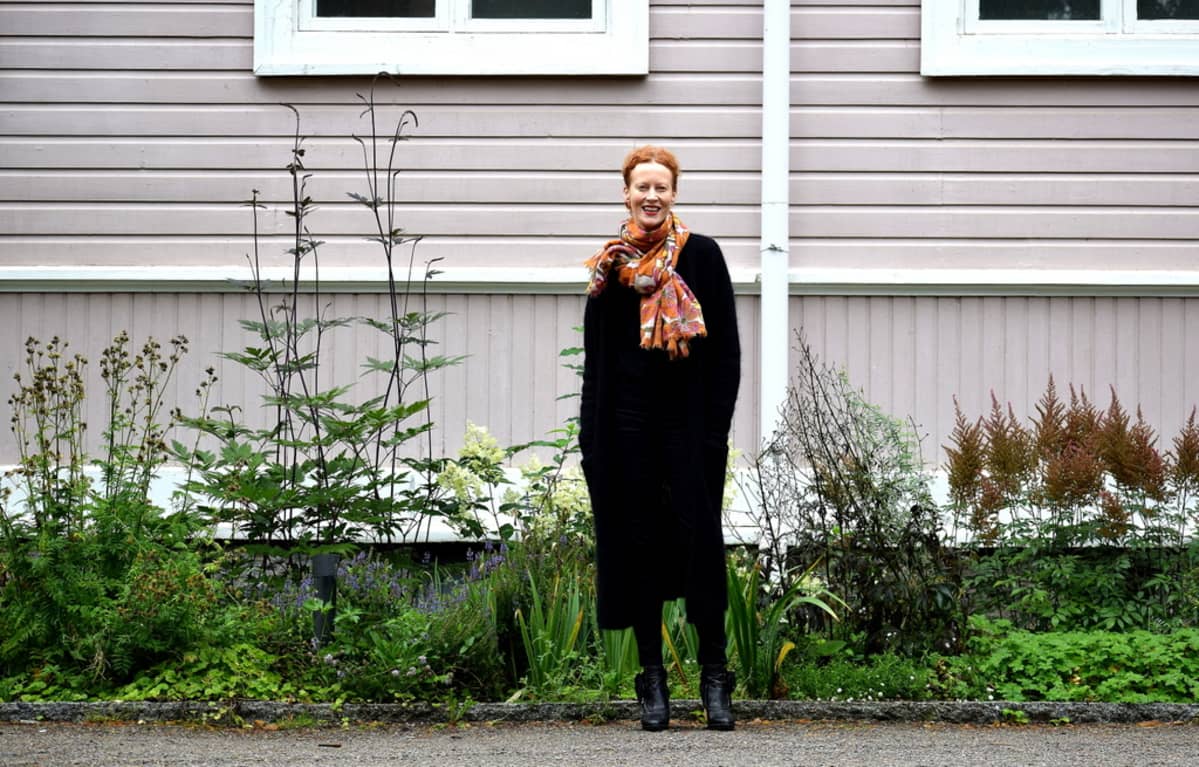Saimi Hoyer hotellinsa edessä.