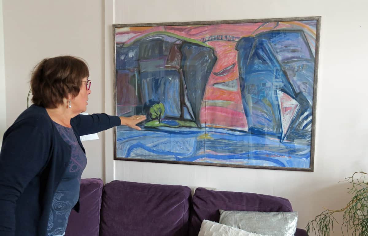 Leena-Riitta Salminen osoittaa maalaamaansa taulua