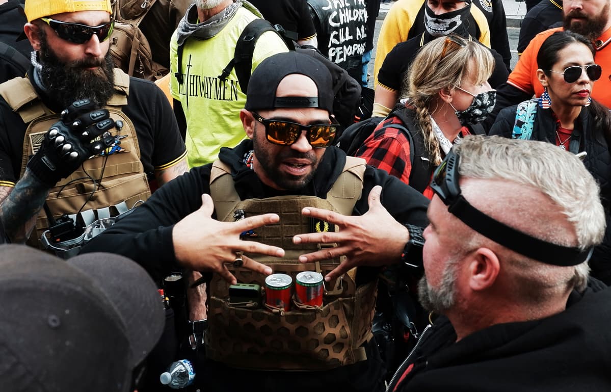 Äärioikeistolaisen Proud Boys-ryhmän johtaja Enrique Tarrio.