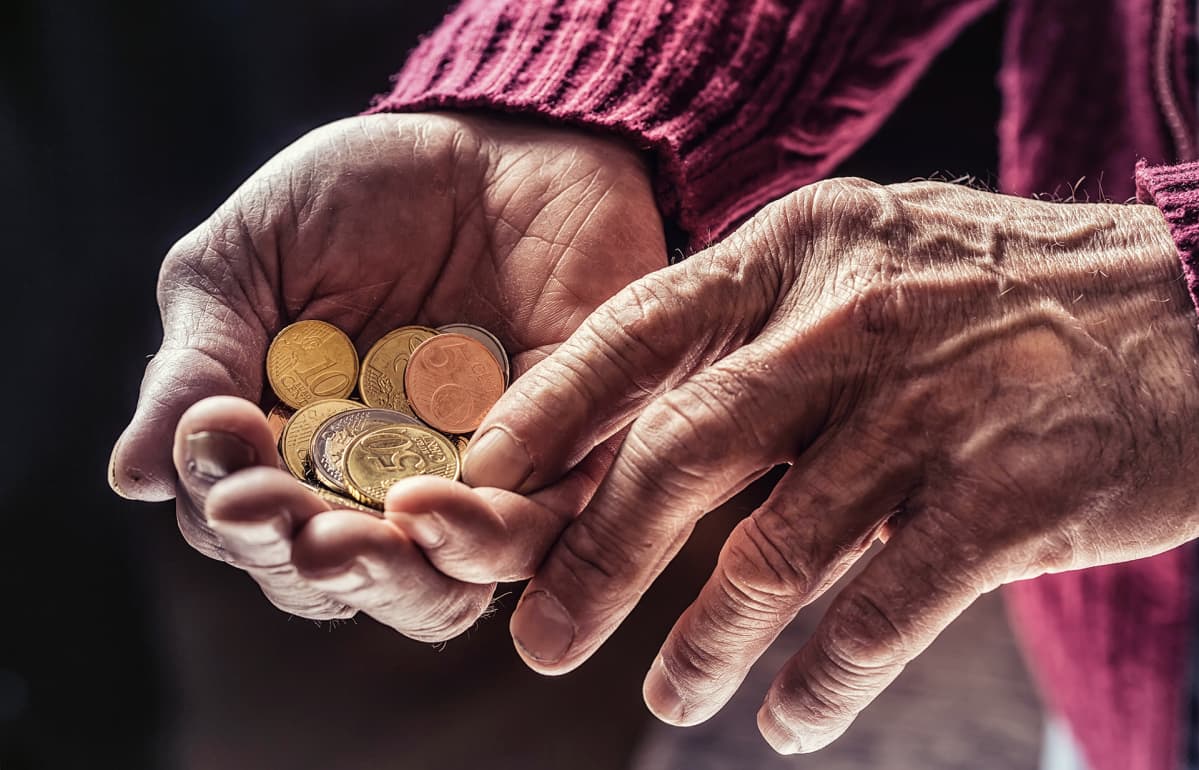 eläkeläisen kädet laskevat euroja