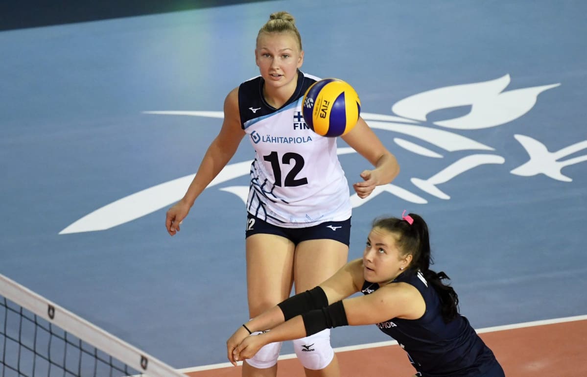 Suomen Piia Korhonen ja Roosa Koskelo naisten lentopallon Suomi - Serbia ottelussa lentopallon EM-kilpailuissa Ankarassa .