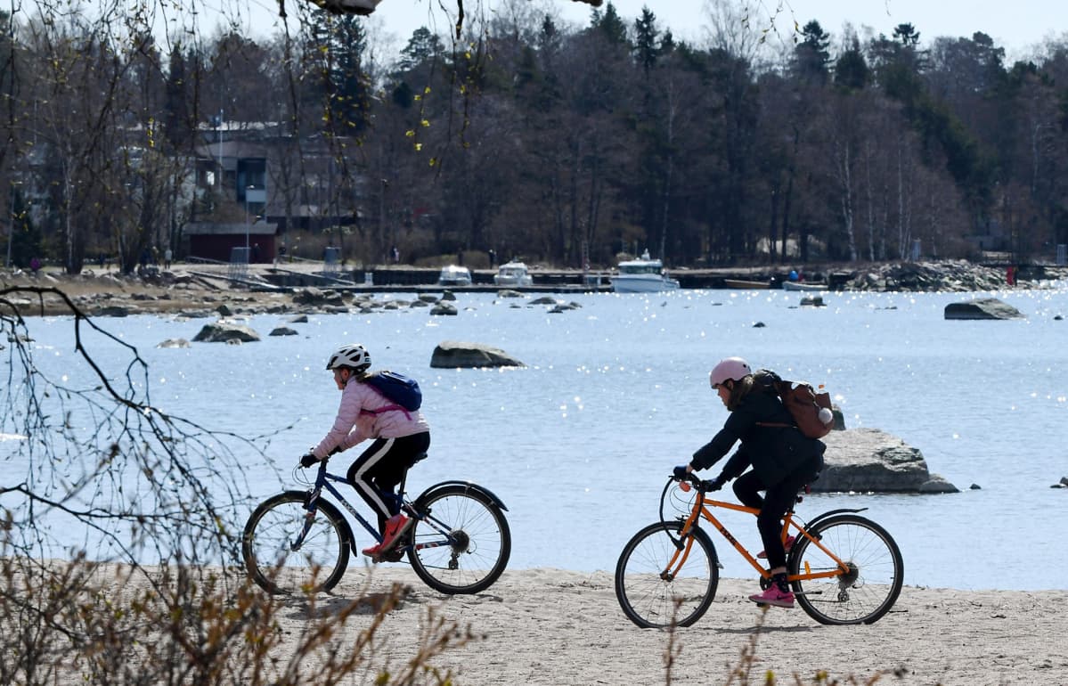 Pyöräilijöitä Kasinonrannassa Helsingin Lauttasaaressa 25. huhtikuuta