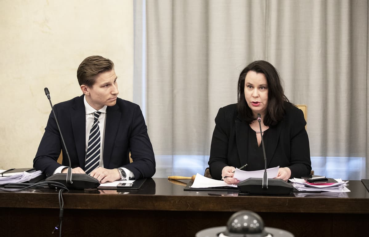 Perustuslakivaliokunnan puheenjohtaja Johanna Ojala-Niemelä varapuheenjohtaja Antti Häkkänen.