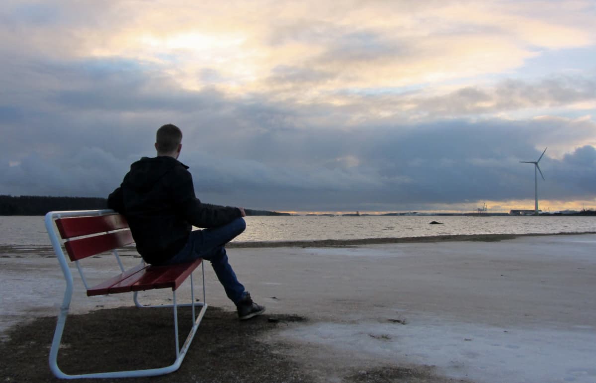 Riku Forsell merenrannalla