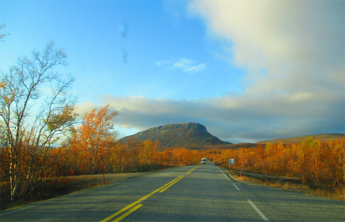 Kilpisjärven Saana-tunturi syksyisen ruskan keskellä.
