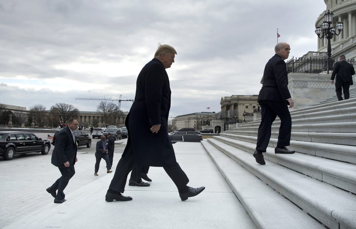 Donald Trump saapumassa Yhdysvaltain kongressiin Washingtonissa 9. tammikuuta.