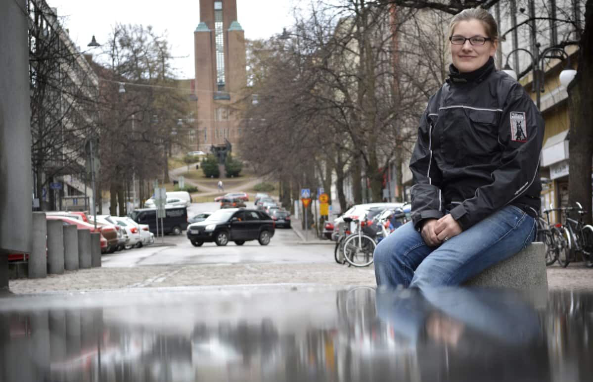 Iina Helminen-Järvelä istuu betonitolpalla.