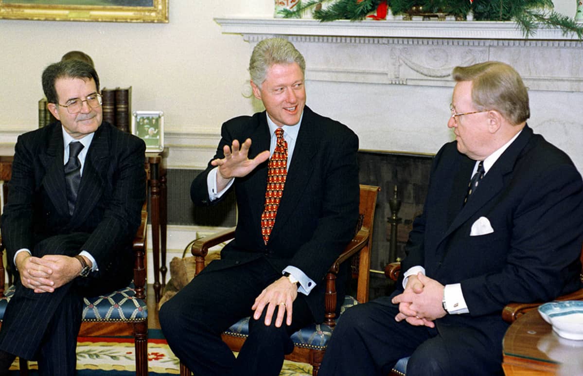 Vasemmalta Romano Prodi, Bill Clinton ja Martti Ahtisaari.