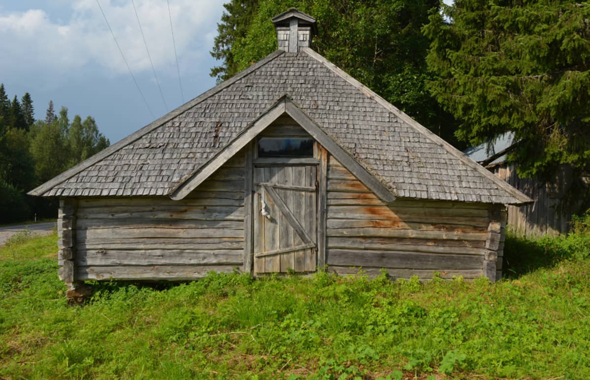 Pyramidin muotoinen kesänavetta Puolangalla.