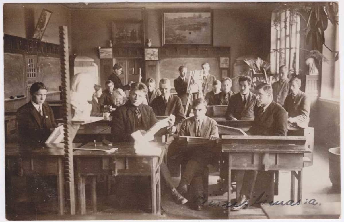 Kuvaamataidon tunti Jyväskylän seminaarissa 1900-luvun alkupuoliskolla..