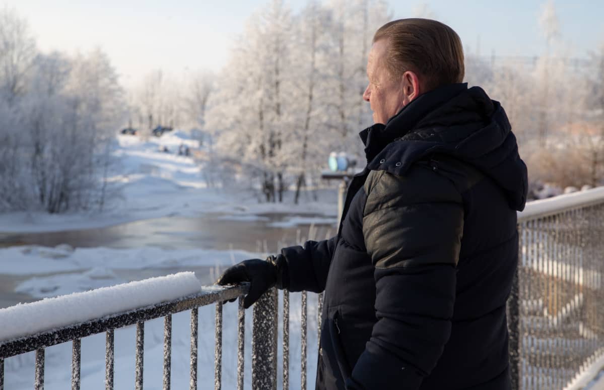 Kokemusasiantuntija Hannu Ylönen katselee Keravanjokea Vantaalla.
