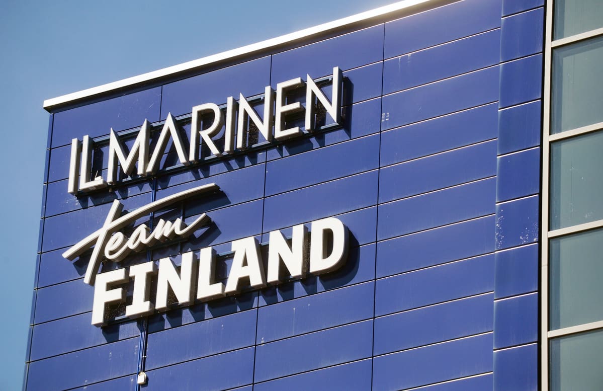 Ilmarisen kyltti rakennuksessa Helsingissä.