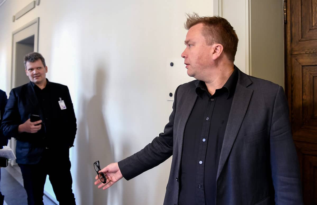 Keskustan kansanedustaja Antti Kaikkonen eduskunnassa Helsingissä 3. toukokuuta.