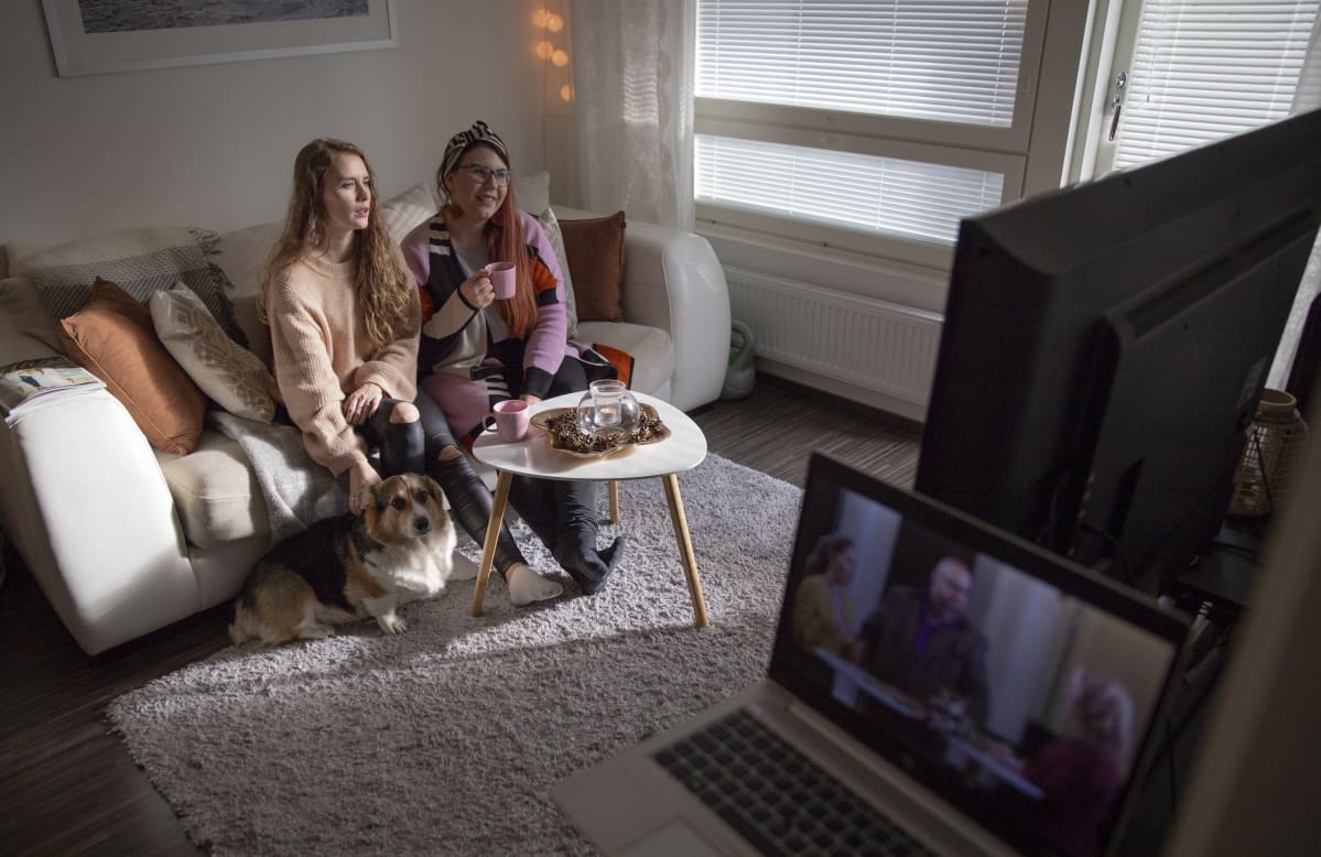 Sonja Antila ja Hanna Rantalainen ovat virtuaalisesti häämessuilla Rantalaisen kotona.