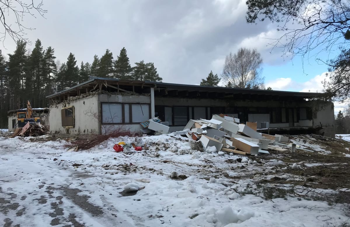 Yksi Paimion Naskarlanmäessä purettava rakennus.