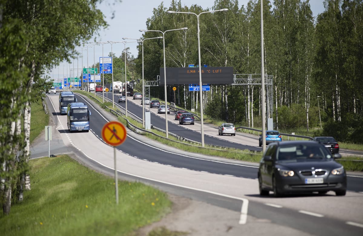 autoja ja rekkoja moottoritiellä