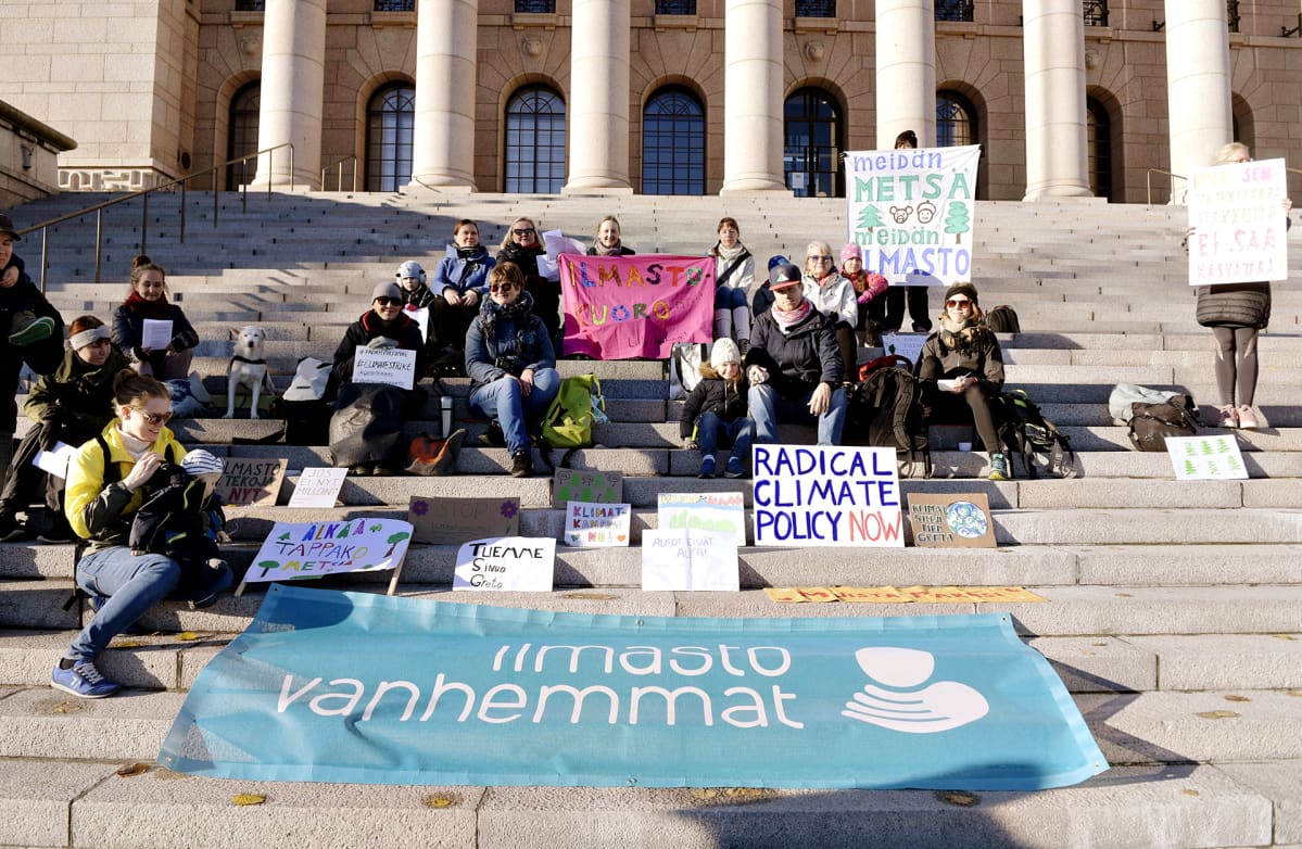 Eduskuntatalon portailla tukimielenosoitus 15-vuotiaalle ruotsalaiselle ilmastoaktivistille Greta Thunbergille.