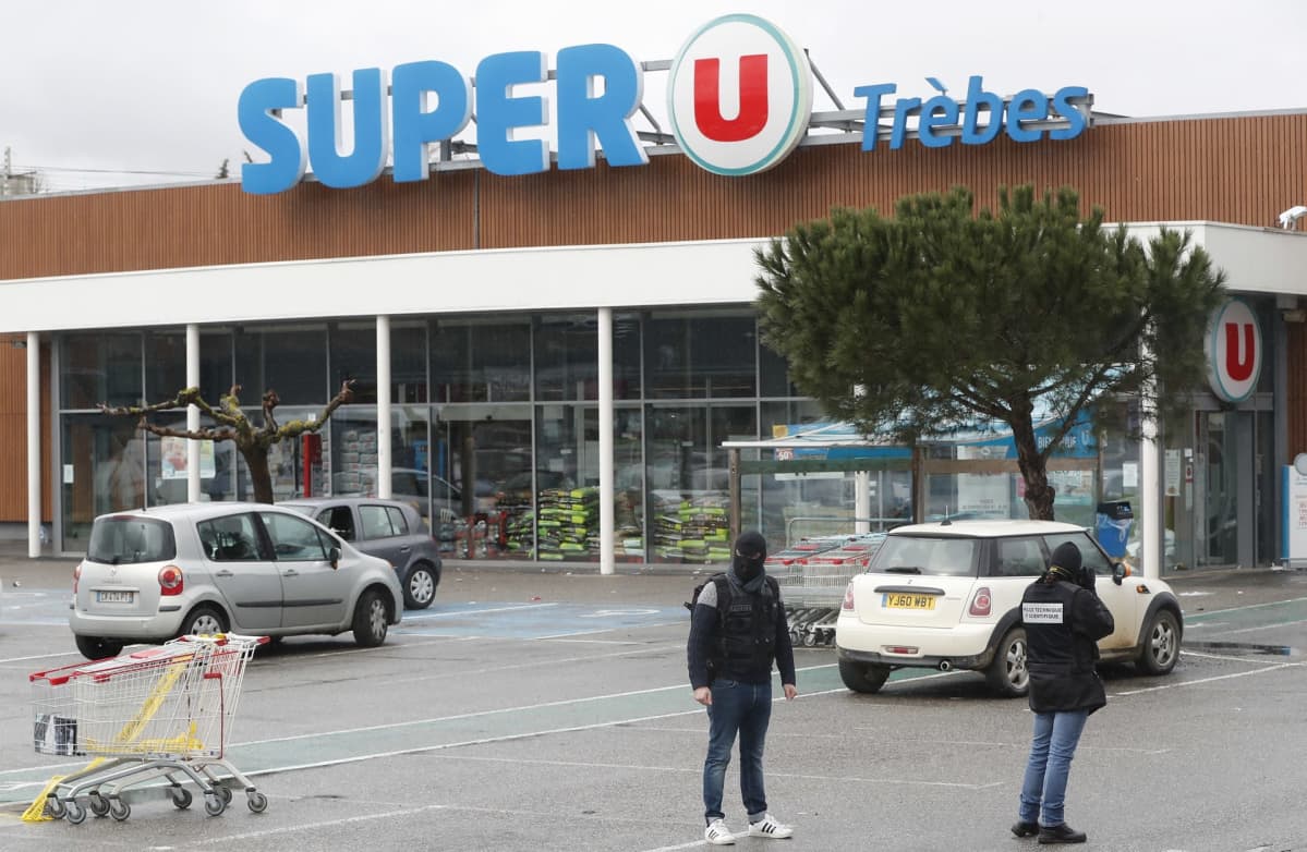Poliiseja supermarketin edustalla