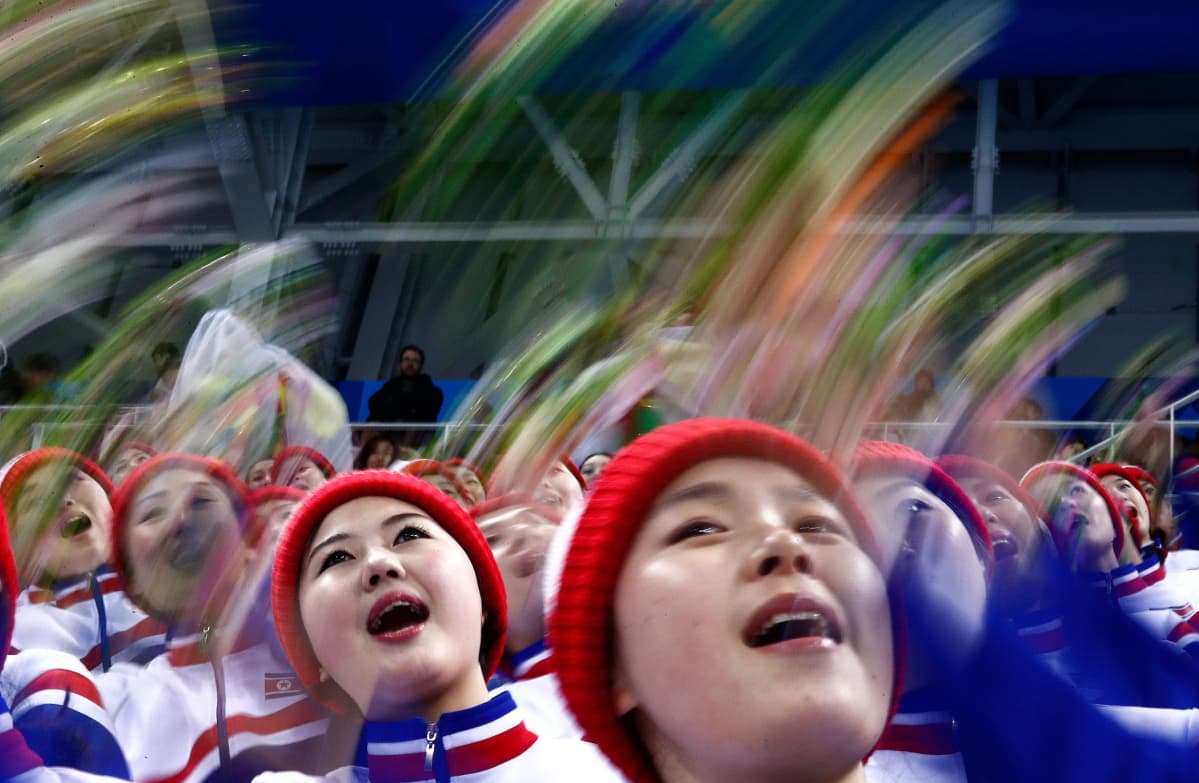 Pohjoiskorealaiset cheerleaderit esiintyivät Etelä-Korean ja Tšekin välisessä miesten jääkiekko-ottelussa.