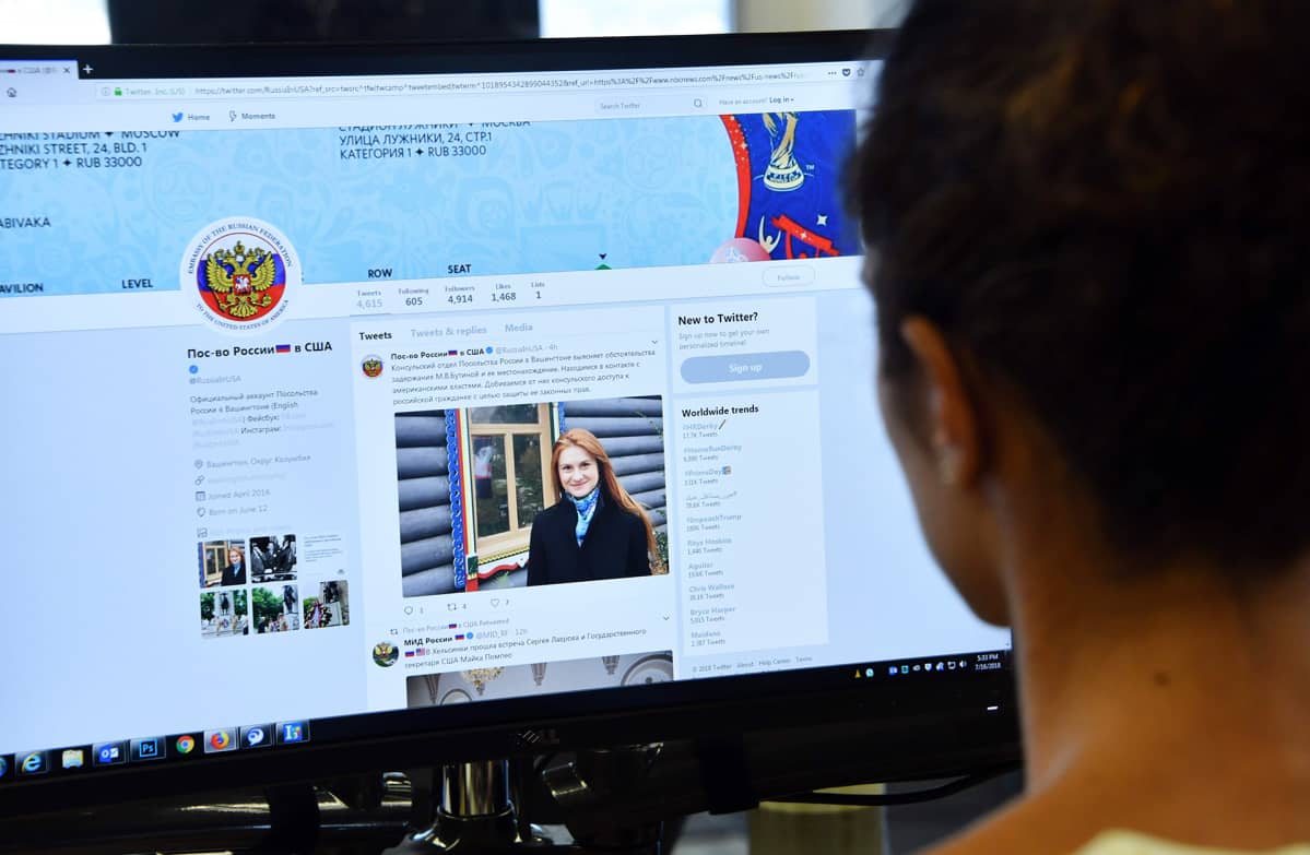 toimittaja katsoo twitter-tiliä jossa kerrotaan Mariia Butinan pidätyksestä