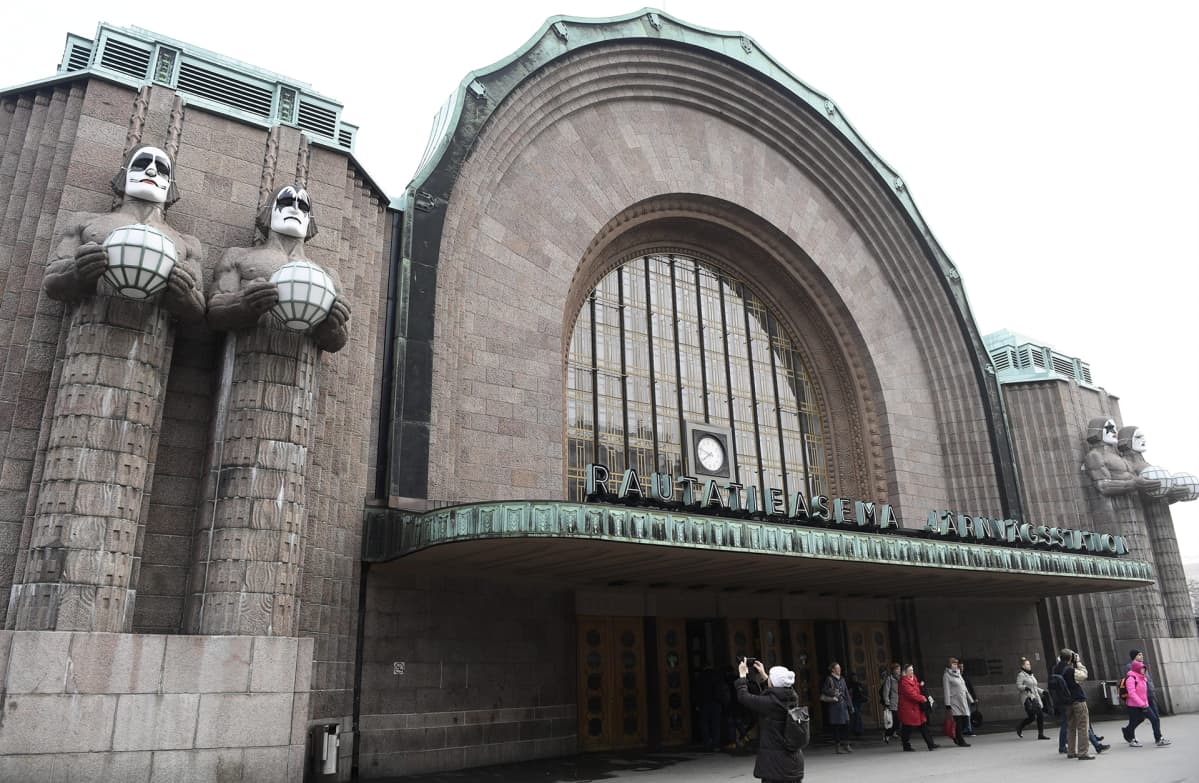 Helsingin päärautatieaseman kivimiespatsaat saivat KISS-kasvomaalaukset 28. huhtikuuta 2017. VR juhlistaa hard rock -yhtye KISSin toukokuista Helsingin-konserttia tarjoamalla neljälle KISS-fanille mahdollisuuden maalata 3D-tulostettuun naamariin jonkun KISSin jäsenen kasvomaalauksen. Naamarit koristavat kivimiehiä huhtikuun lopulta 5. toukokuuta saakka.
