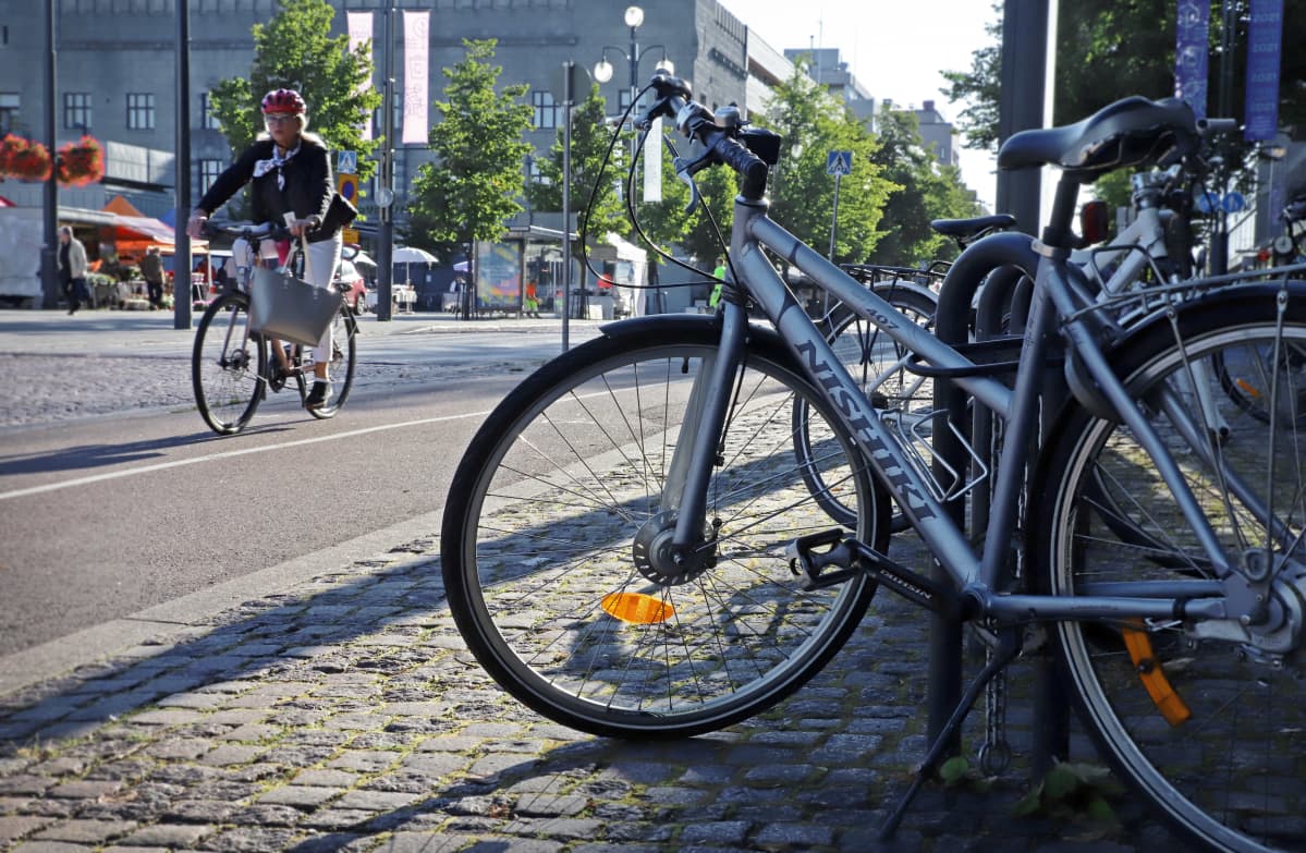 Pyöräilijä ajaa pyörätiellä Lahden keskustassa