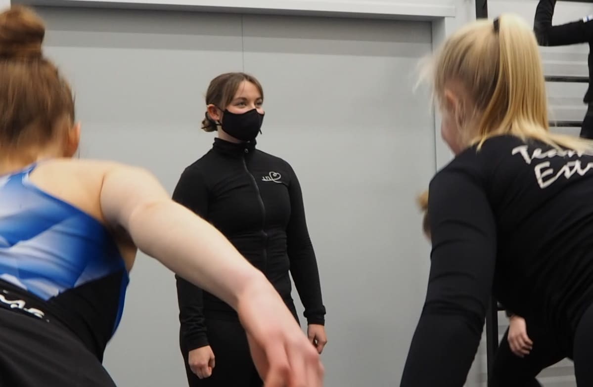 Valmentaja Nella Tuominen ohjaa joukkuetta painojen kanssa.