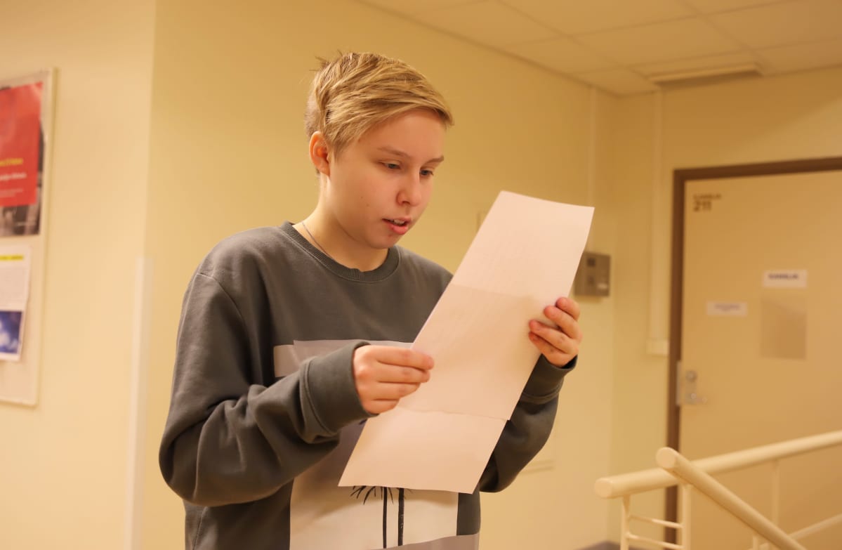 Emmiina Tuononen tutkii yo-tuloksiaan papereista
