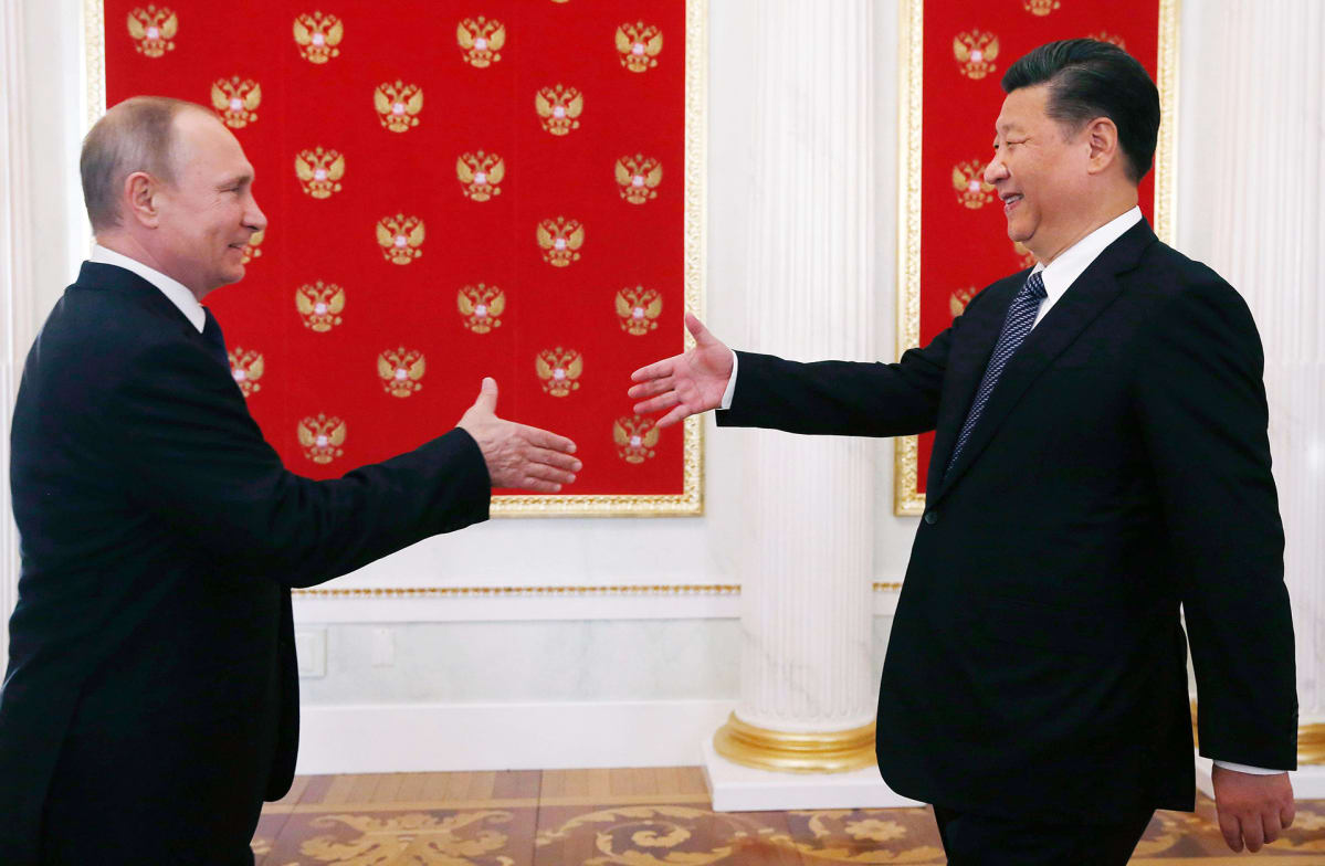 Xi Jinping ja Vladimir Putin kättelevät Moskovassa.
