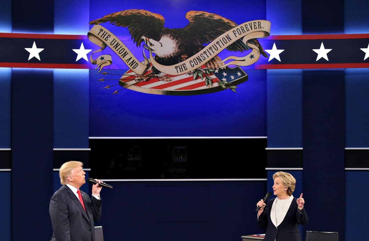 Presidenttiehdokkaat Donald Trump ja Hillary Clinton toisessa suuressa vaaliväittelyssä St. Louisin yliopistossa 9. lokakuuta 2016.