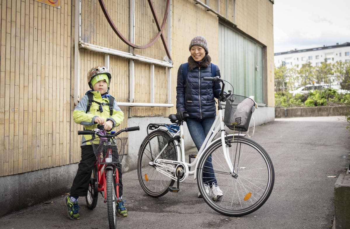 Vesalalaisella Yi Leppäniemellä on kaksi kouluikäistä lasta, nuorempi heistä oli äitinsä mukana asioilla. Leppäniemi pitää koulujen alkamista hyvänä ja toivoo myös ohjatun harrastustoiminnan alkamista.
