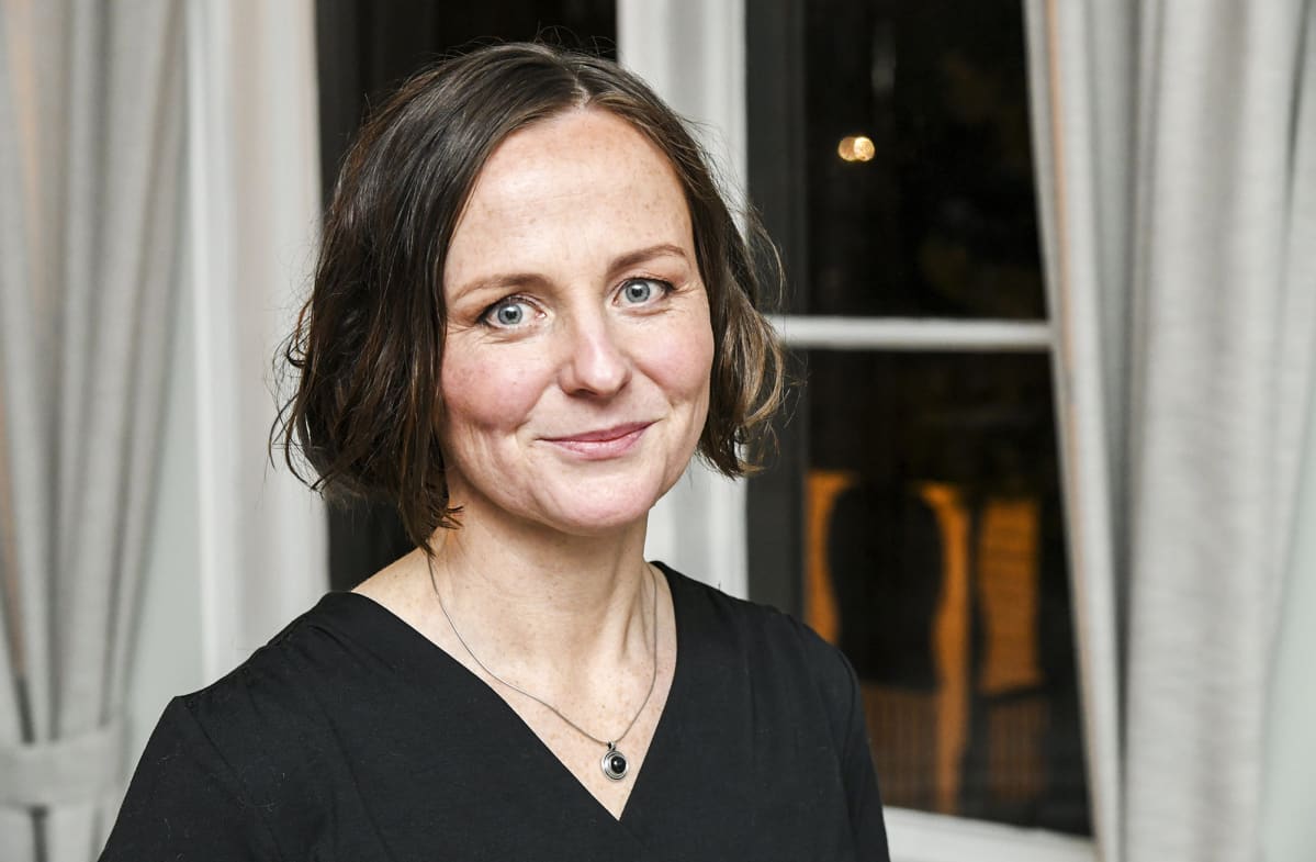 Lasten- ja nuortenkirjallisuuden Finlandian voittanut Anja Portin teoksella Radio Popov (kuvittanut Miila Westin) Helsingissä 25. marraskuuta 2020.