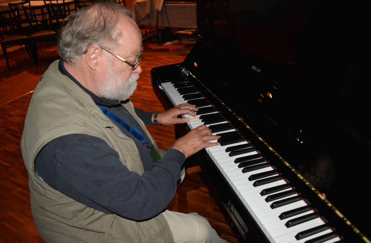 Säveltäjä Kaj Chydenius soittaa pianoa.