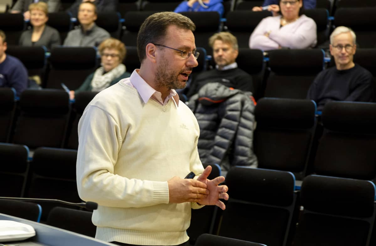 Sven-Eric Holmström esitelmoi osakesäästämisestä Metropolia ammattikorkeakoulussa Myyrmäessä.