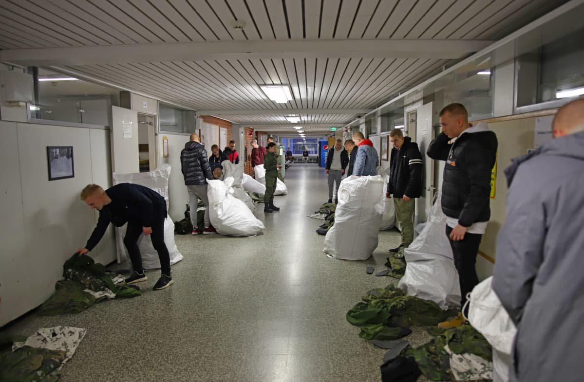 Alikersantti Emilia Jaakkola tekee varustarkastusta uusille alokkaille Parolannummella.