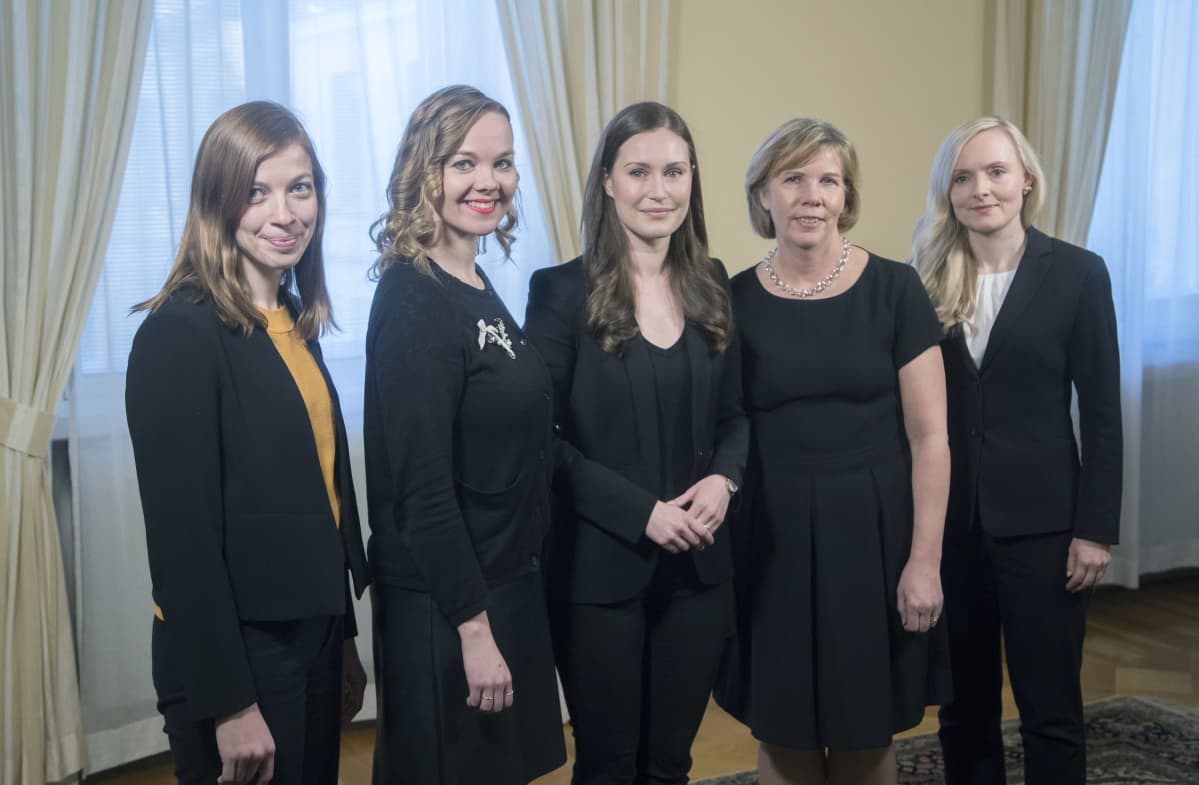 Li Andersson, Katri Kulmuni, Sanna Marin, Anna-Maja Henriksson ja Maria Ohisalo rinnakkain..