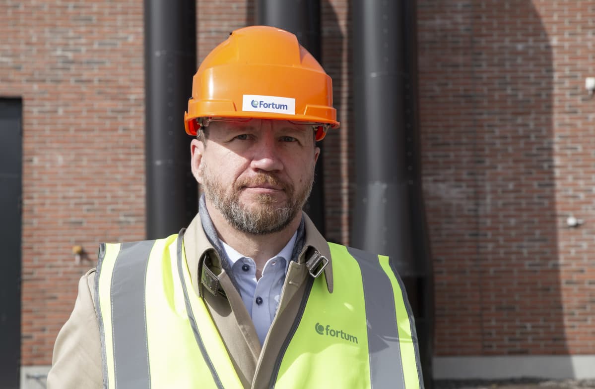 Timo Piispa liiketoimintajohtaja taustalla fortumin kaukolämpölaitos