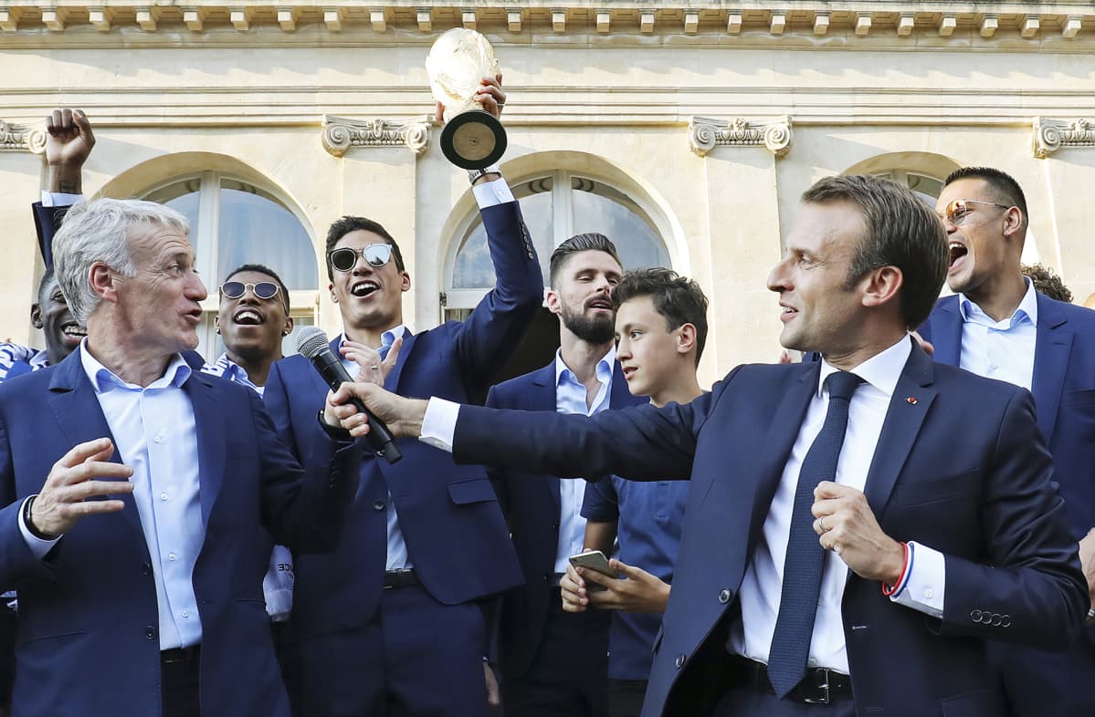 Emmanuel Macron jalkapalloilijoiden kanssa.