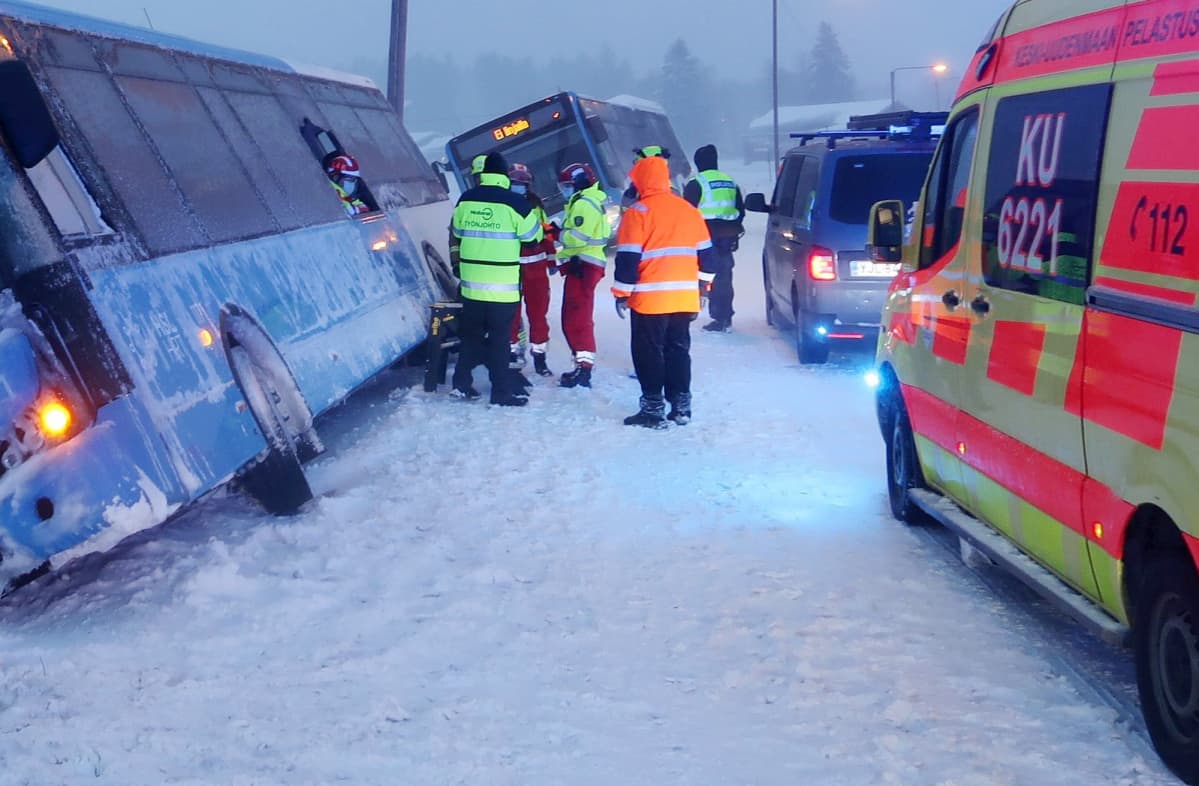 Linja-autoja ojassa.