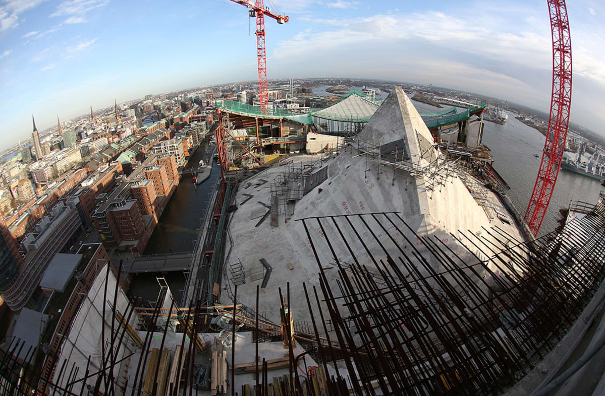 Elbphilharmonie-konserttitalo ja sen kupoli rakenteilla.