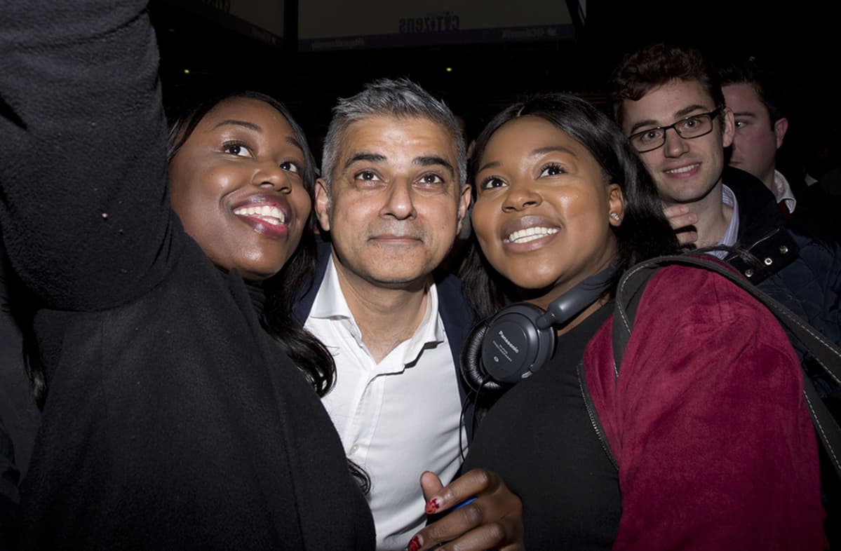 Sadiq Khan ottamassa selfieitä kannattajiensa kanssa Lontoossa 28. huhtikuuta.