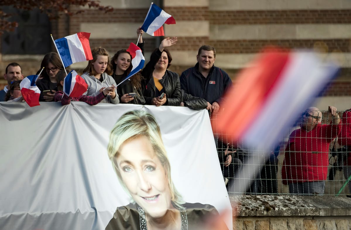 Marine Le Penin kannattajia Ranskan Ennemainissa.
