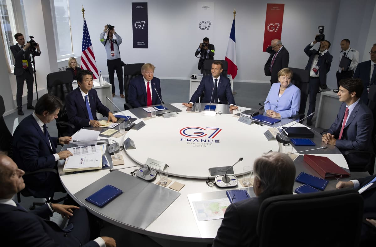 G7-maiden kokous Ranskassa elokuussa 2019. Pyöreän pöydän ääressä mm. Trump, Merkel, Macron ja Trudeau