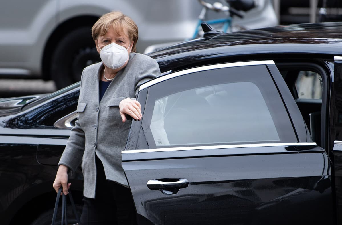Saksan liittokansleri Angel Merkel poistuu autosta.