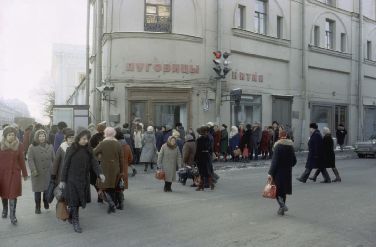 Jono leningradilaisen lankakaupan edessä vuonna 1980. Venäläisiä naiset ovat talvivaatteissaan.