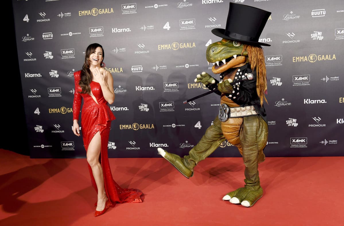 Martina Aitolehti ja Herra Hevisaurus Emma-gaalassa Helsingissä.